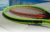Pool mit Tennisschläger im Vordergrund
